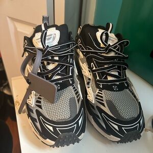 Off-White Be right back Men Black and White Men's Sneakers